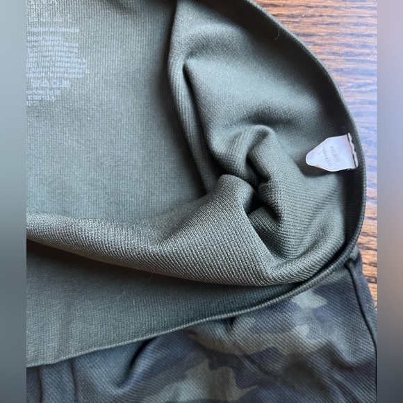 SPANX Look At Me Now Seamless Legging in Green Camo Sz. M NWOT - Picture 7 of 8